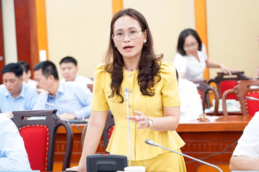 Bà Trần Bích Ngọc báo cáo tại phiên họp.