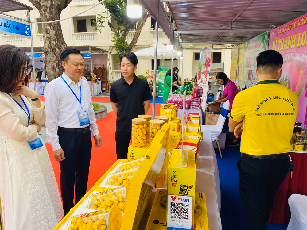 Nhiều sản phẩm áp dụng công nghệ cao được người dân quan tâm.