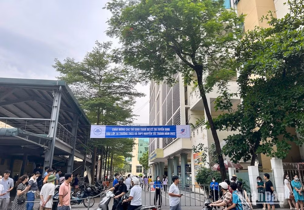 Tại điểm thi vào lớp 10 Trường Nguyễn Tất Thành, sáng 17/6