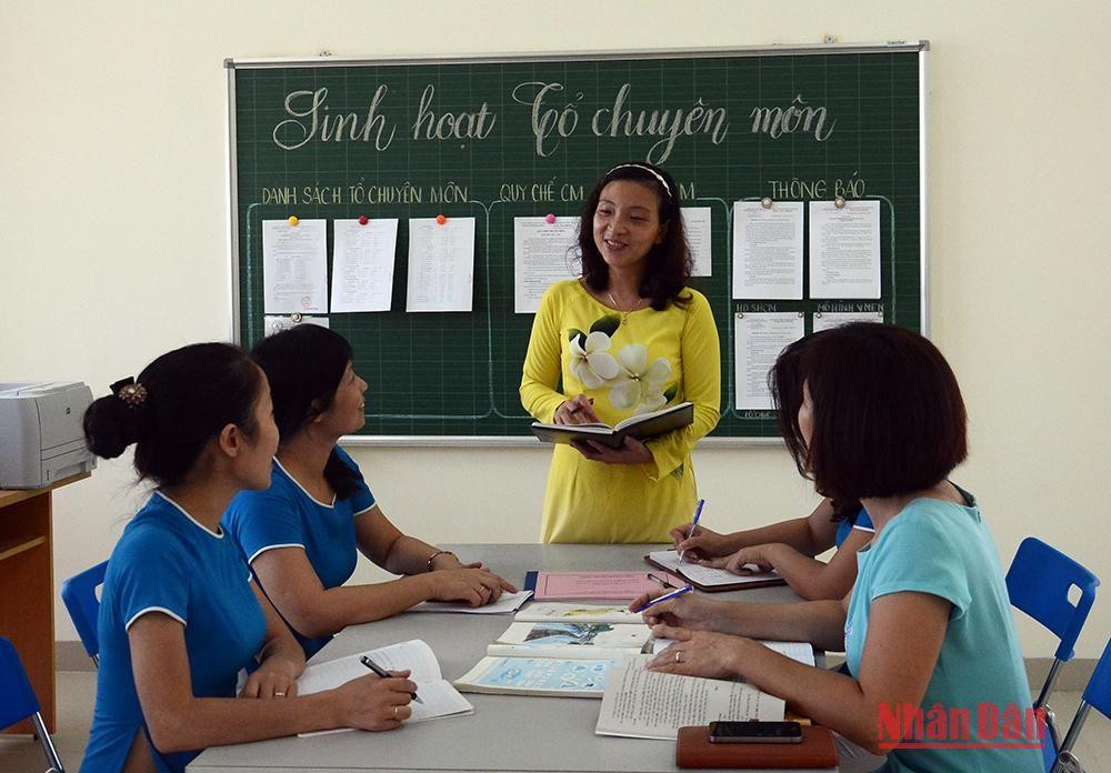Giáo viên sinh hoạt chuyên môn. Ảnh: DUY LINH