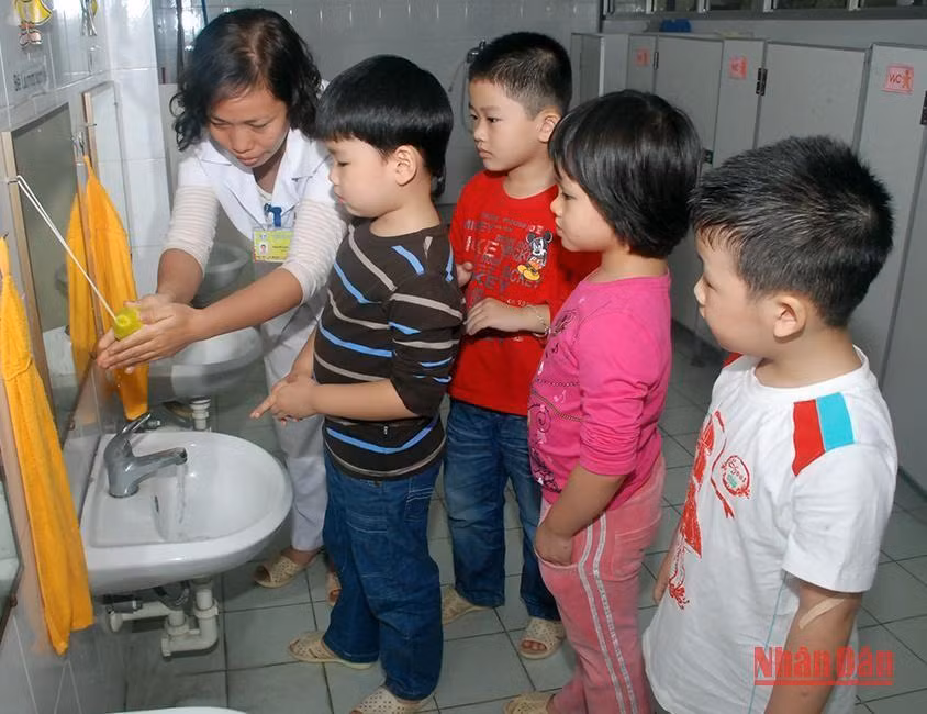 Hướng dẫn trẻ rửa tay sạch tại trường mầm non (Ảnh minh hoạ: DUY LINH)