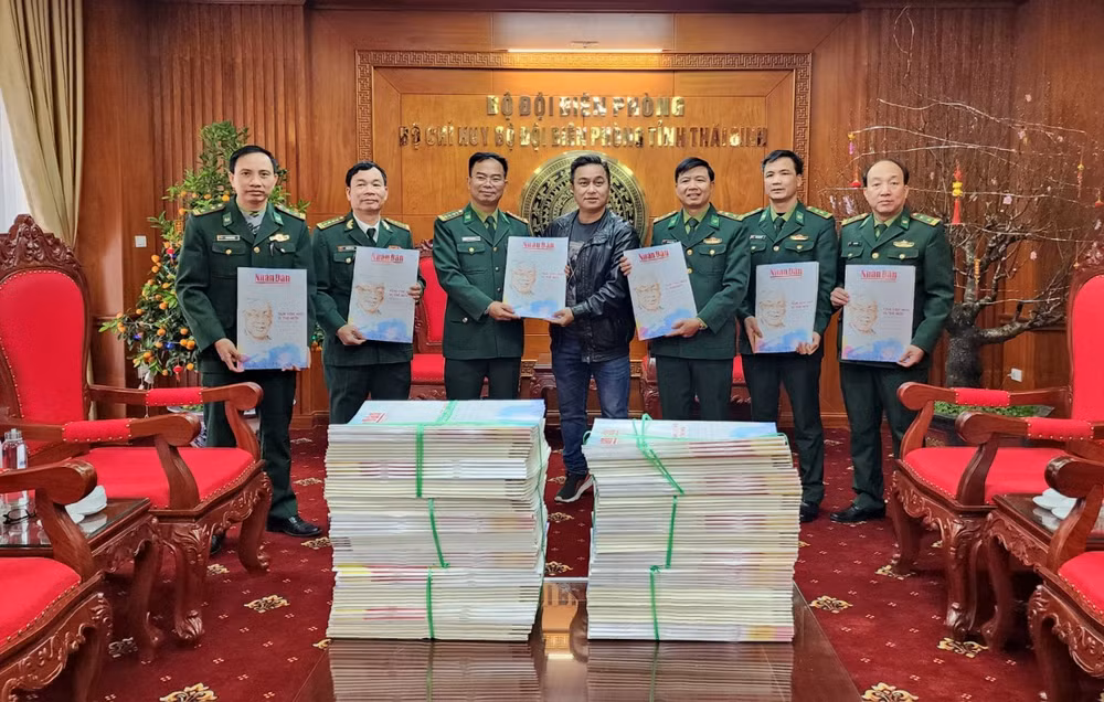 Văn phòng đại diện báo Nhân Dân tại tỉnh Thái Bình trao tặng 200 ấn phẩm Báo Nhân Dân số Tết cho Bộ chỉ huy Bộ đội Biên phòng tỉnh Thái Bình.