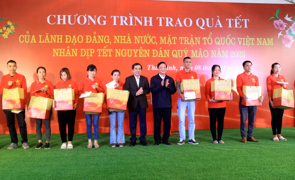 Phó Chủ tịch Quốc hội Nguyễn Khắc Định (đứng giữa, bên phải) tặng quà Tết cho công nhân, lao động Xí nghiệp May Hưng Hà (huyện Hưng Hà, tỉnh Thái Bình).