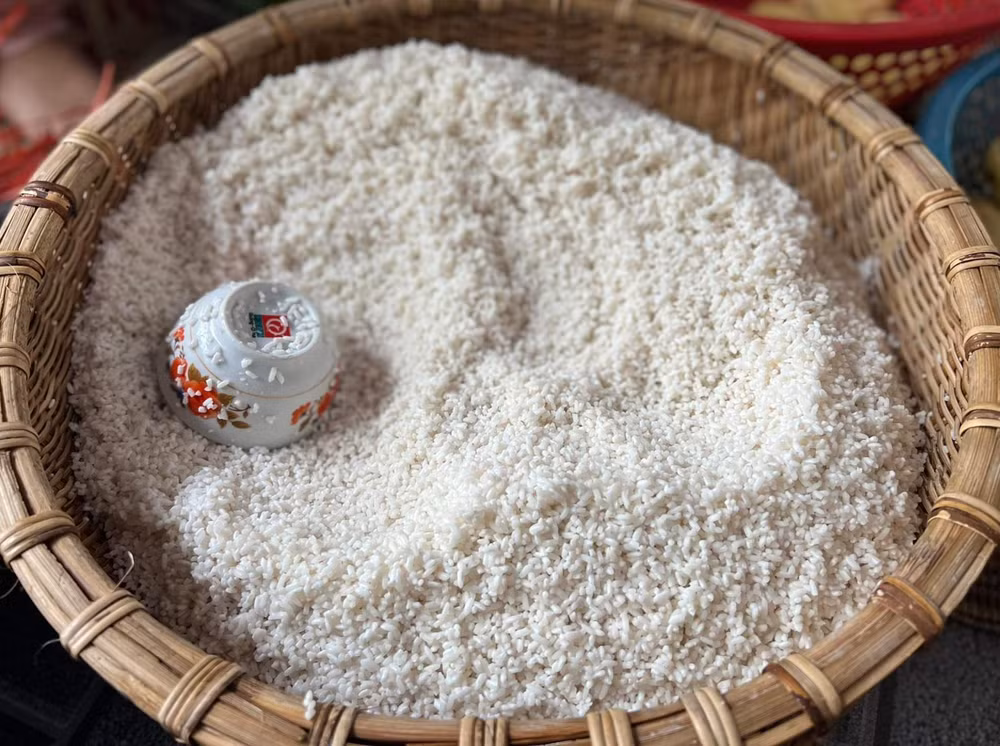 Chia sẻ bí quyết làm bánh chưng cầu Báng có thương hiệu như ngày nay, các hộ dân ở đây khẳng định bánh ngon là nhờ có gạo nếp thơm, mẩy, đậm đà được chuyển về từ các làng quê Thái Bình.