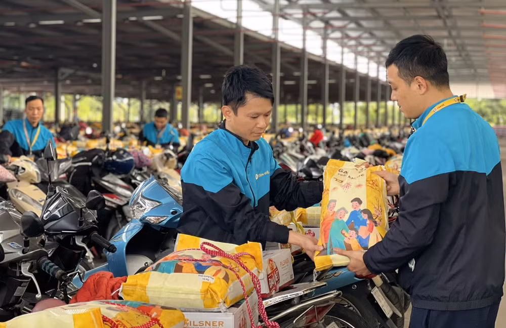 Mỗi công nhân tại Công ty Tân Đệ (tỉnh Thái Bình) được nhận quà Tết trị giá 1,8 triệu đồng cùng 2 tháng lương thưởng.