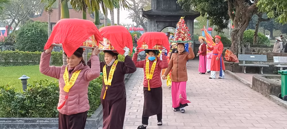 Đoàn rước lễ vật dâng Phật Thánh trong lễ hội chùa Keo mùa xuân.