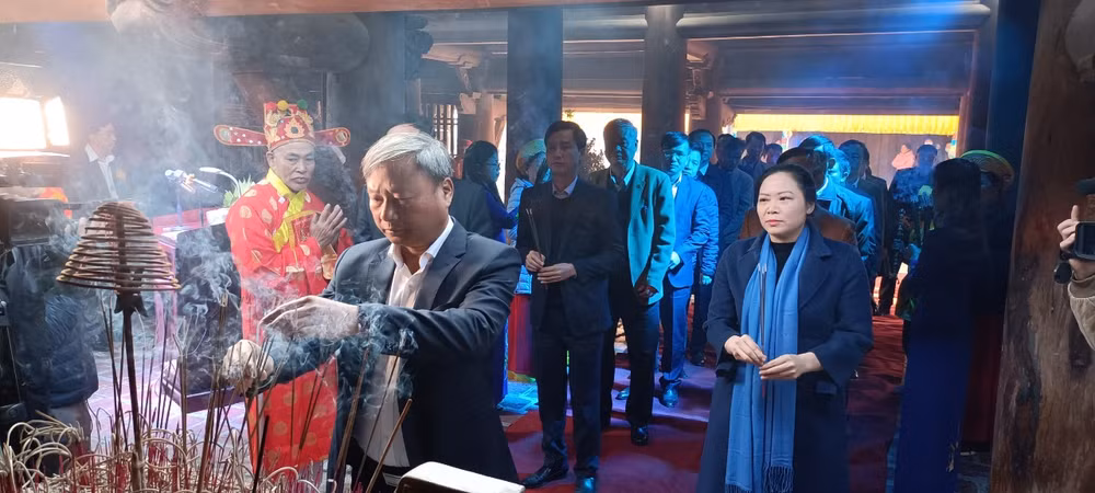 Các đại biểu dâng hương tưởng nhớ đức Dương Không Lộ - Vị đại sư thời nhà Lý có công dựng chùa Keo.