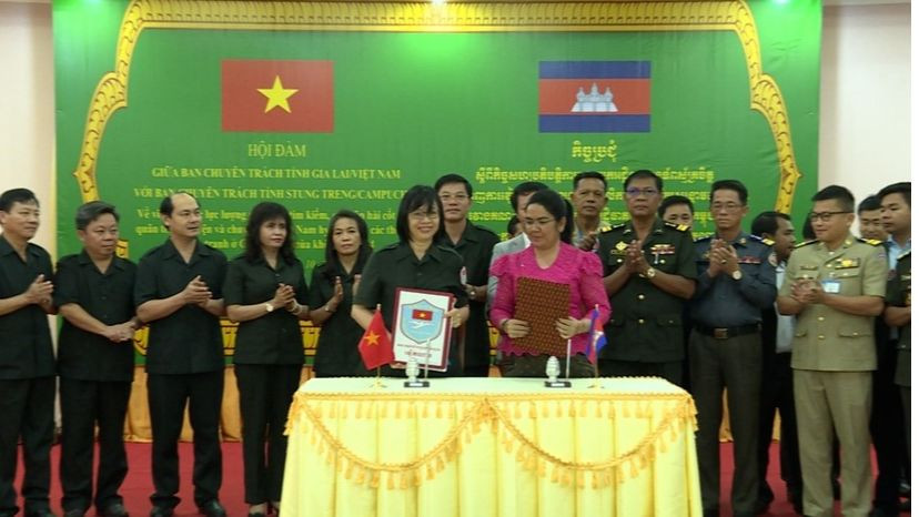 Ban Chuyên trách 2 tỉnh Gia Lai-Stung Treng trao biên bản thống nhất kế hoạch phối hợp triển khai lực lượng tìm kiếm, quy tập hài cốt liệt sĩ mùa khô 2023-2024. (Ảnh: ĐỨC HẢI)