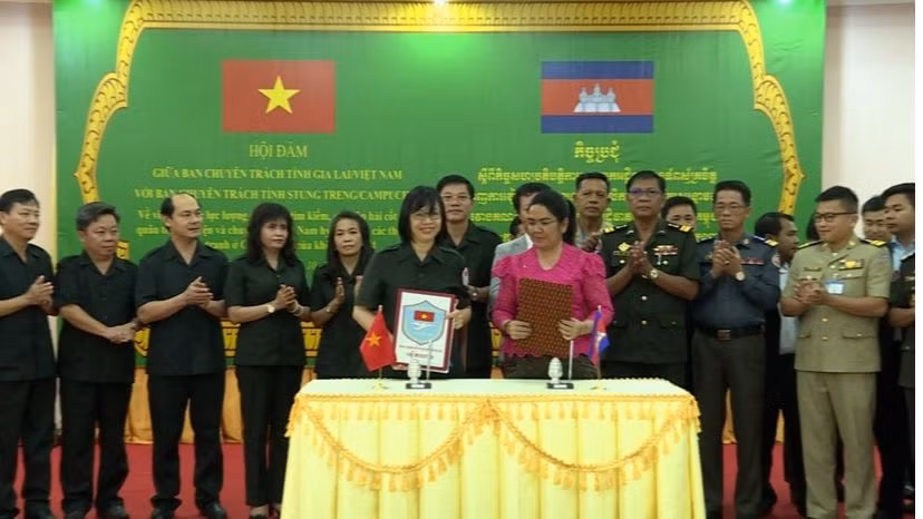 Ban Chuyên trách 2 tỉnh Gia Lai-Stung Treng trao biên bản thống nhất kế hoạch phối hợp triển khai lực lượng tìm kiếm, quy tập hài cốt liệt sĩ mùa khô 2023-2024. (Ảnh: ĐỨC HẢI)