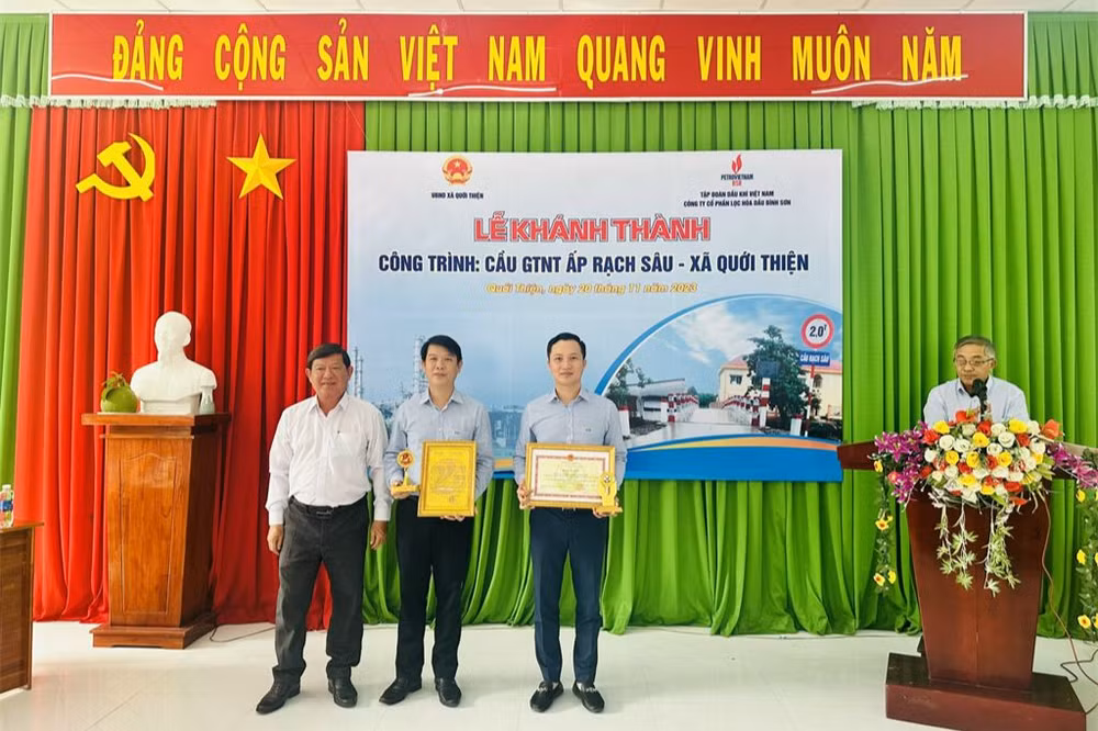 Ủy ban nhân dân tỉnh Vĩnh Long đã trao tặng bằng khen của Ủy ban nhân dân tỉnh cho Công ty BSR về những đóng góp, hỗ trợ về an sinh xã hội.