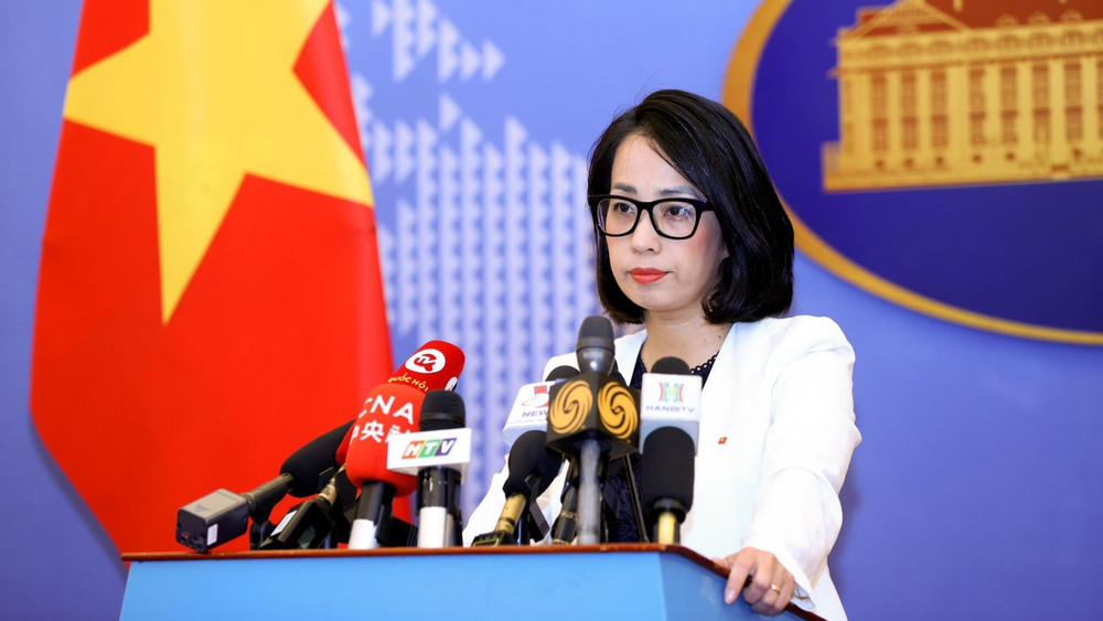 Người Phát ngôn Bộ Ngoại giao Phạm Thu Hằng trả lời câu hỏi của phóng viên.