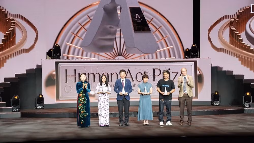 Vietnam Airlines được trao tặng giải thưởng Human Act Prize cho hạng mục Dự án Bền bỉ Cùng Sen Vàng kết nối yêu thương. 