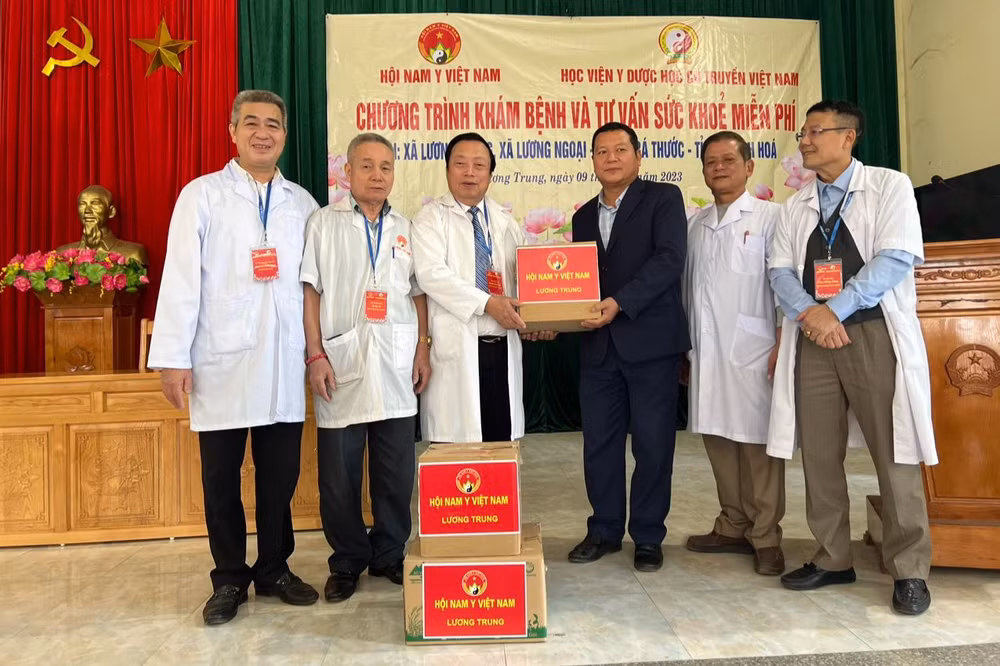 Hội Nam y Việt Nam trao quà cho xã Lương Trung.