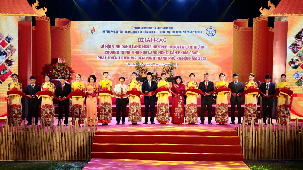 Cắt băng khai mạc chương trình "Tinh hoa làng nghề, sản phẩm OCOP thành phố Hà Nội năm 2023".
