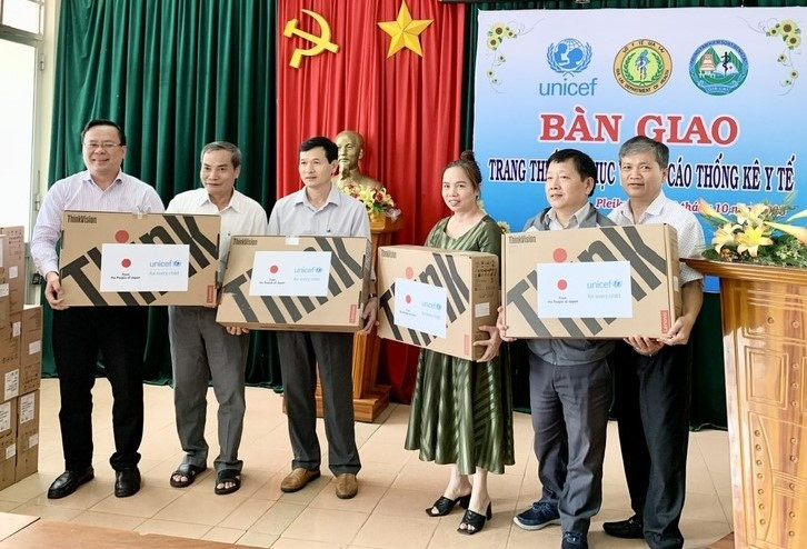 Đại diện các đơn vị nhận trang thiết bị do UNICEF hỗ trợ. Ảnh: Như Nguyện