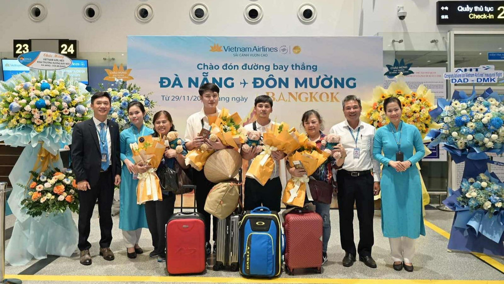 Hành khách trên chuyến bay thẳng Đà Nẵng-Đôn Mường (Thái Lan) của Vietnam Airlines chụp ảnh lưu niệm.