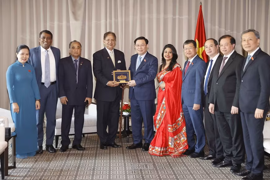 Chủ tịch Quốc hội Vương Đình Huệ tặng quà lưu niệm Chủ tịch Hội Hữu nghị Bangladesh - Việt Nam Shamsher M. Chowdhury. (Ảnh: Doãn Tấn/TTXVN)