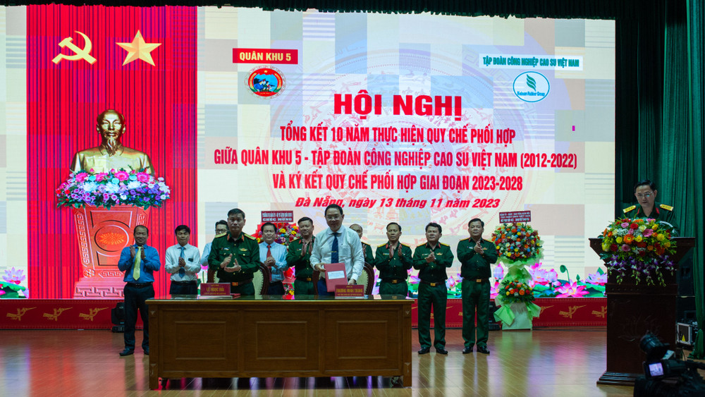 Đại diện Tập đoàn Công nghiệp Cao su Việt Nam và Quân khu 5 ký kết quy chế phối hợp giai đoạn 2023-2028.