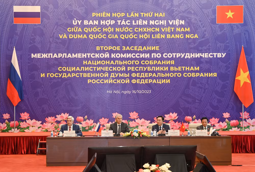 Chủ tịch Quốc hội Vương Đình Huệ cùng Chủ tịch Duma Quốc gia Quốc hội Liên bang Nga Vyacheslav Viktorovich Volodin và các Phó Chủ tịch Quốc hội tại phiên họp. (Ảnh: Duy Linh) Chủ tịch Quốc hội Vương Đình Huệ cùng Chủ tịch Duma Quốc gia Quốc hội Liên bang Nga Vyacheslav Viktorovich Volodin và các Phó Chủ tịch Quốc hội tại phiên họp. (Ảnh: Duy Linh)