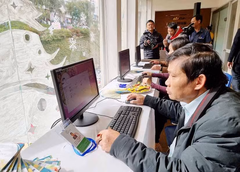 Các phóng viên tra cứu thông tin tại Trung tâm báo chí 