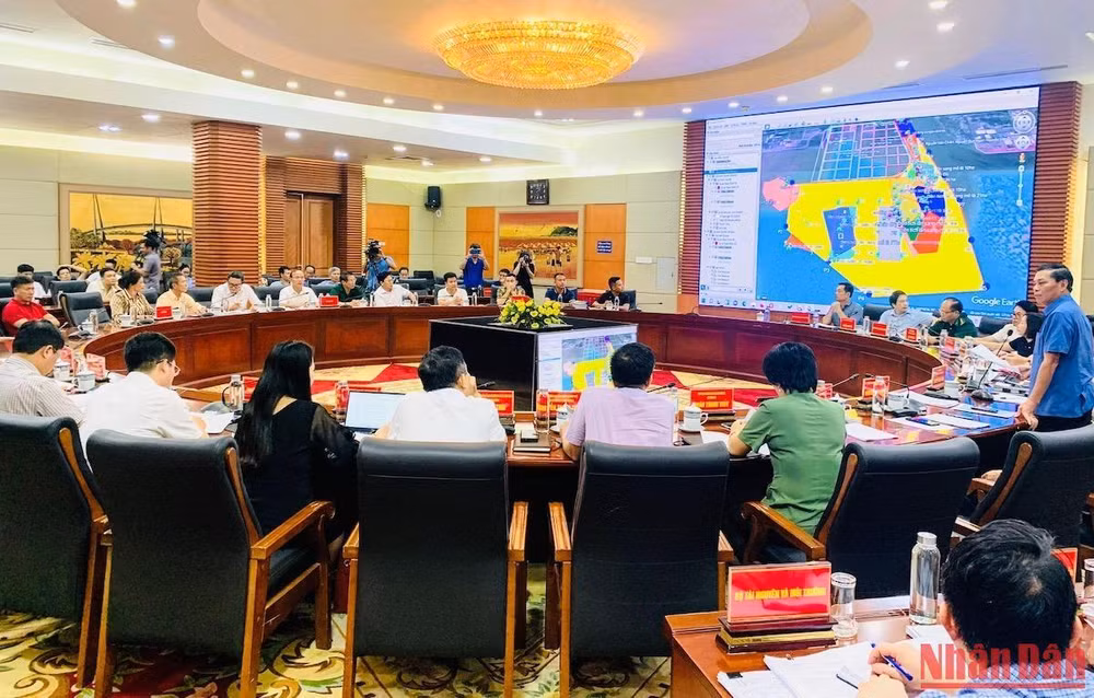 Chủ tịch thành phố Hải Phòng đối thoại với 13 hộ nuôi ngao trái phép