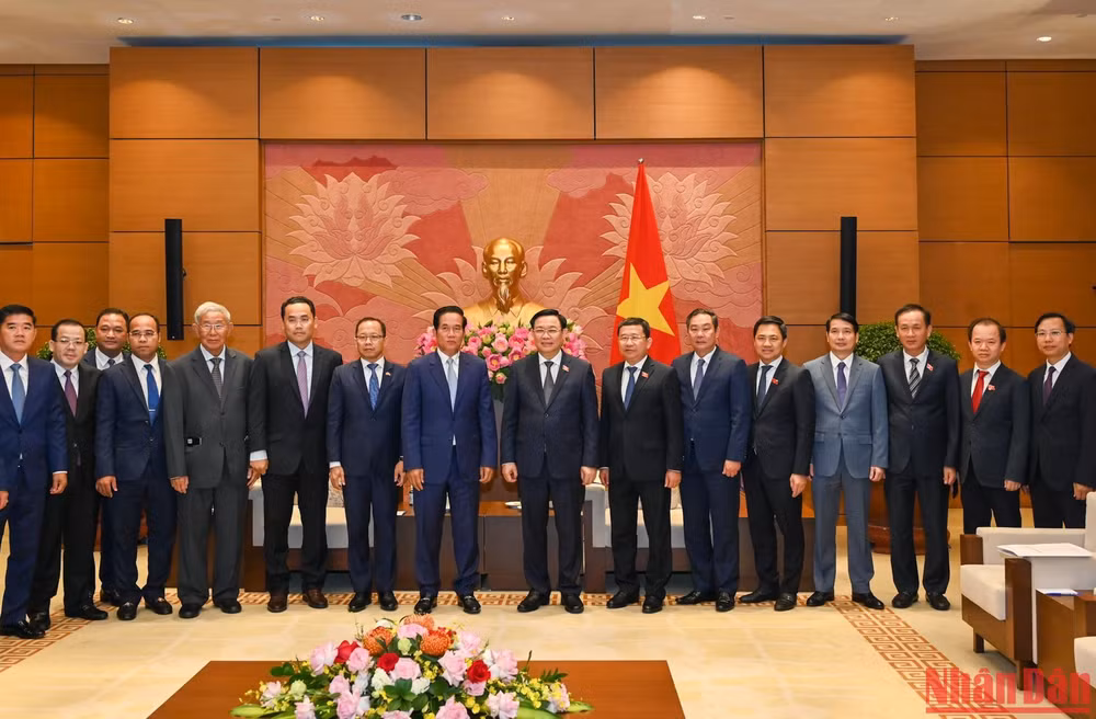 Chủ tịch Quốc hội Vương Đình Huệ và Đô trưởng thủ đô Phnôm Pênh Khuong Sreng với các đại biểu tại buổi tiếp. (Ảnh: Duy Linh)