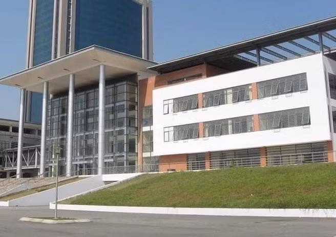 Trường THPT chuyên Hà Nội-Amsterdam.