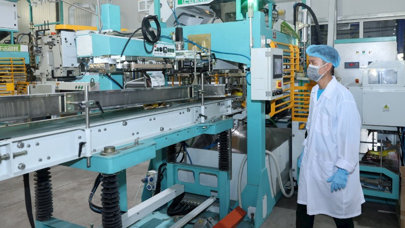 Công ty TNHH Lúa gạo Việt Nam (tỉnh Ðồng Tháp) đầu tư dây chuyền đóng gói gạo hiện đại phục vụ xuất khẩu. (Ảnh: ANH TUẤN)