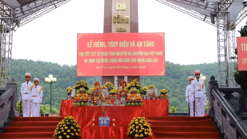 Lễ truy điệu và an táng 4 hài cốt liệt sĩ quân tình nguyện và chuyên gia Việt Nam hy sinh tại Lào được tổ chức trọng thể tại Nghĩa trang Liệt sĩ Nầm (huyện Hương Sơn, Hà Tĩnh)