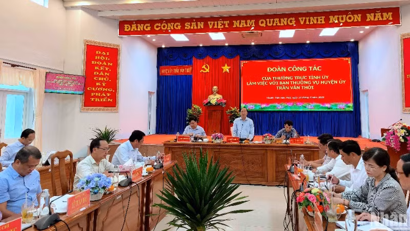 Buổi làm việc của Thường trực Tỉnh ủy Cà Mau với Ban Thường vụ Huyện ủy Trần Văn Thời chiều 19/5.