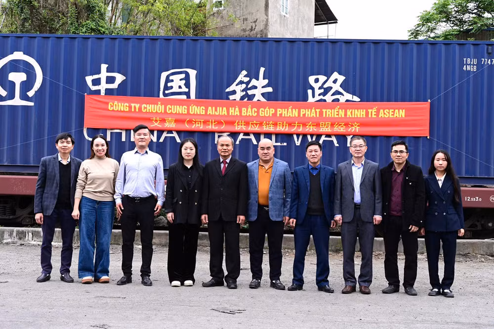Đại diện 2 bên đón đoàn tàu thuận lợi đến điểm cuối- Ga liên vận Quốc tế Yên Viên, Hà Nội.