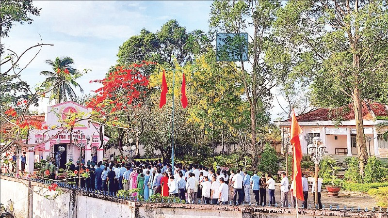 Cán bộ, đảng viên, nhân dân đến viếng, thắp hương tại Phủ thờ Chủ tịch Hồ Chí Minh tại xã Trí Phải, huyện Thới Bình, tỉnh Cà Mau.