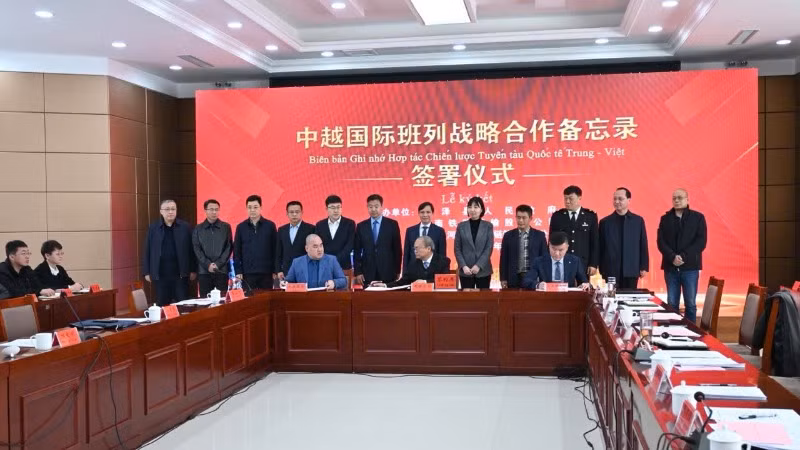 Lễ ký kết hợp tác và khởi hành đoàn tàu.