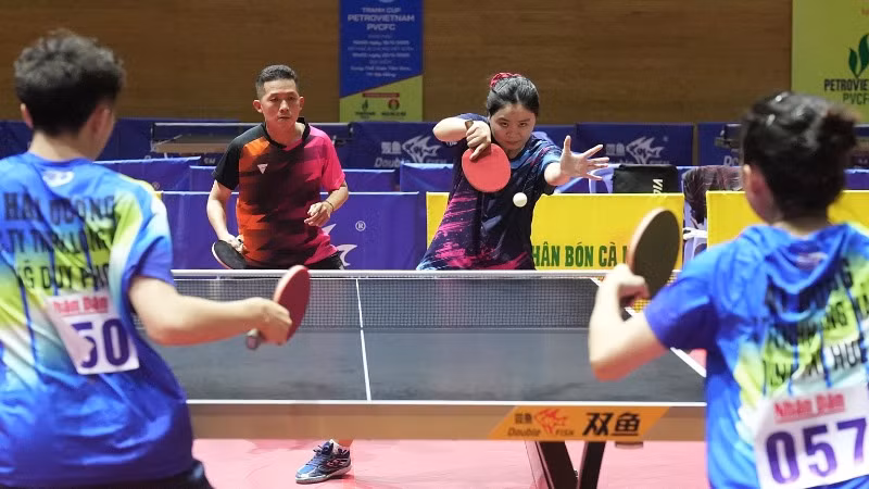 Chung Thị Mỹ Huyền (Tây Ninh-Tiền Giang) bám bàn chắc chắn, phản công quyết đoán trong ván đấu then chốt.