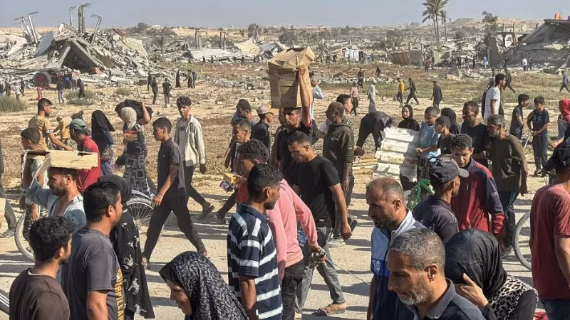 Người Palestine nhận viện trợ nhân đạo từ một trung tâm phân phối ở phía nam Dải Gaza. (Ảnh: TÂN HOA XÃ)