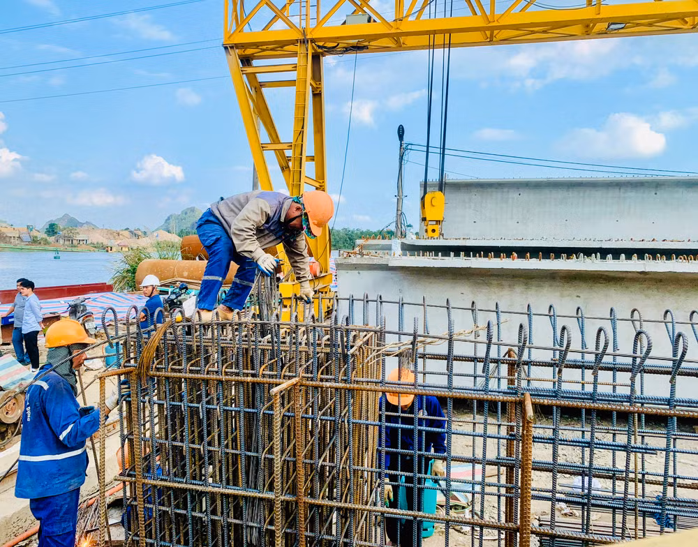 Các nhà thầu đang tập trung nhân lực, thiết bị để đẩy nhanh tiến độ thi công cầu Bến Rừng và cầu Lại Xuân - 2 cây cầu kết nối Hải Phòng với tỉnh Quảng Ninh. Trong ảnh: Công nhân tập trung thi công cầu Lại Xuân. (Ảnh: NGÔ QUANG DŨNG)