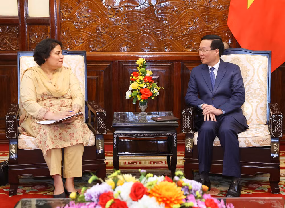 Chủ tịch nước Võ Văn Thưởng tiếp Đại sứ Cộng hòa Hồi giáo Pakistan Samina Mehtab. (Ảnh: TTXVN)