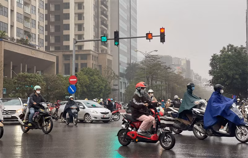 Khu vực Hà Nội sáng có mưa nhỏ, mưa phùn và sương mù, trưa chiều trời nắng. Sáng và đêm trời rét. (Ảnh minh họa)