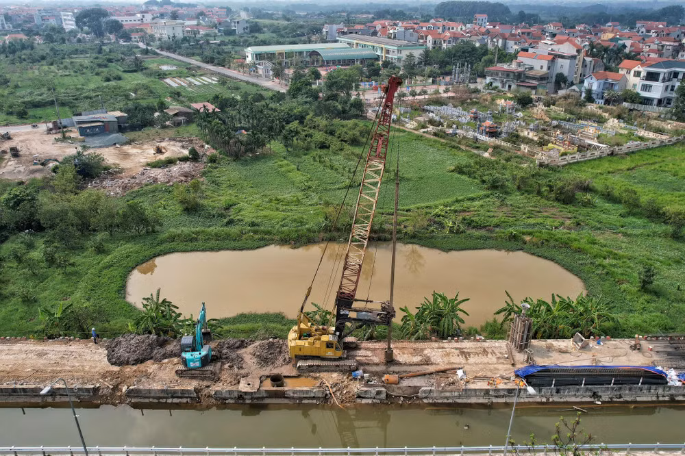Thi công đường Vành đai 4-Vùng Thủ đô tại huyện Đan Phượng, Hà Nội. (Ảnh: QUỐC TOẢN)