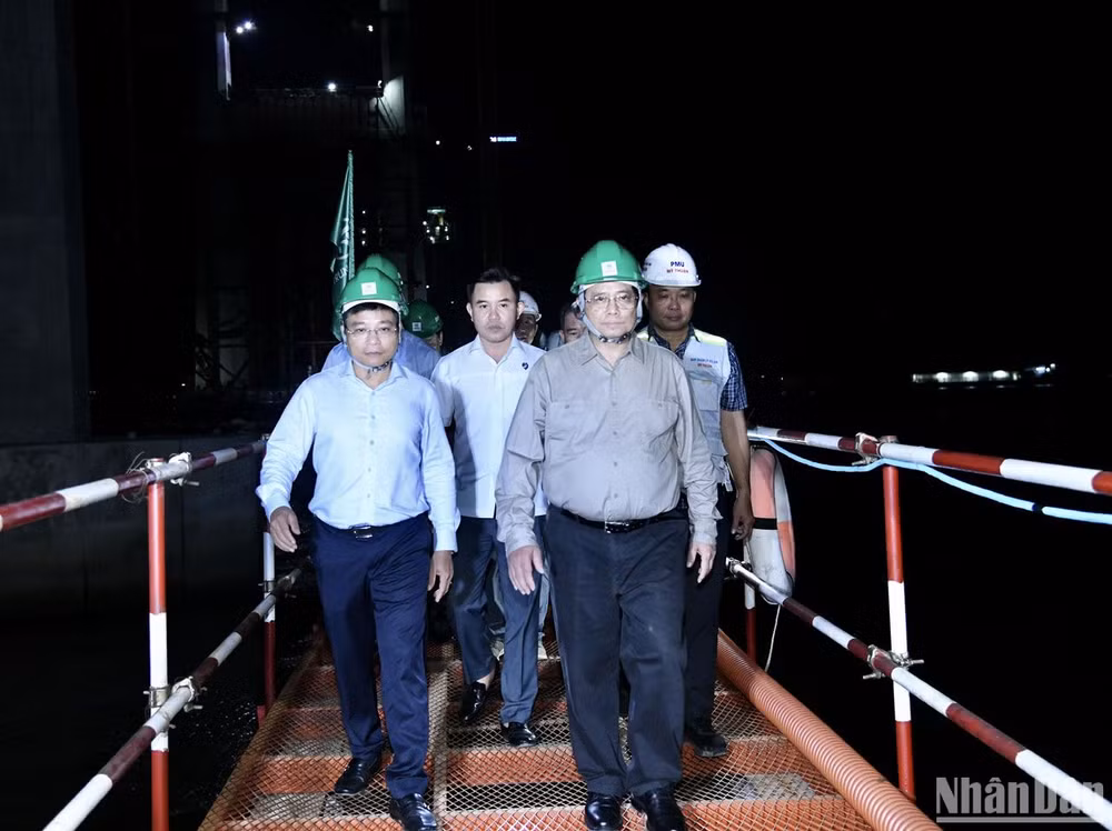 Thủ tướng Phạm Minh Chính thị sát công trường xây dựng cầu Rạch Miễu 2.