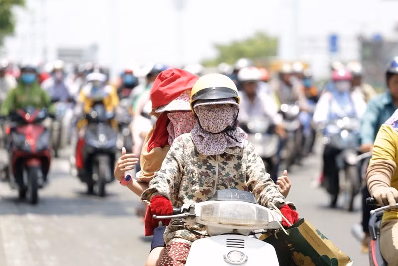 Khu vực Nam Bộ nắng nóng gay gắt, chiều tối và đêm có mưa rào và dông vài nơi. (Ảnh minh họa)