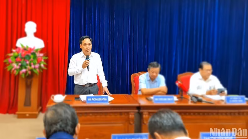 Chánh Văn phòng, kiêm đại diện phát ngôn Ủy ban nhân dân tỉnh Cà Mau (đứng) thông tin với báo chí về sự vào cuộc khẩn trương của tỉnh để xử lý vụ việc.