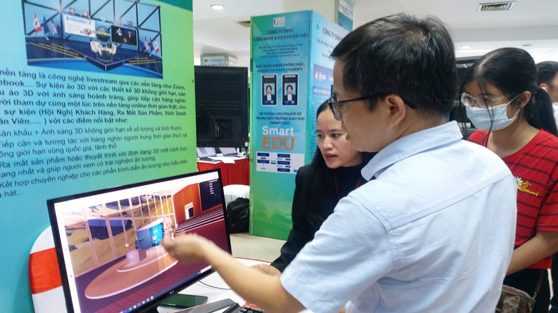 Các đại biểu tham quan những công nghệ và thiết bị trưng bày, giới thiệu tại Techmart 2023.