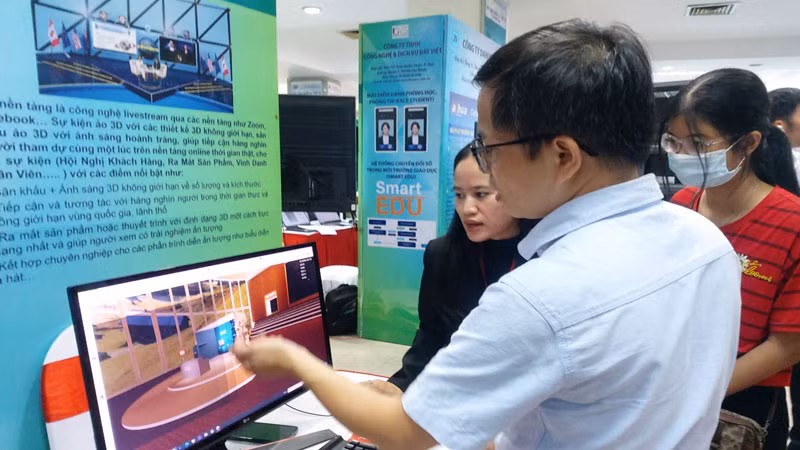 Các đại biểu tham quan những công nghệ và thiết bị trưng bày, giới thiệu tại Techmart 2023.