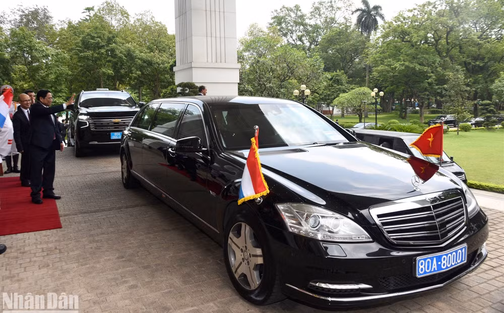 Thủ tướng Phạm Minh Chính tiễn Thủ tướng Đại Công quốc Luxembourg Xavier Bettel.