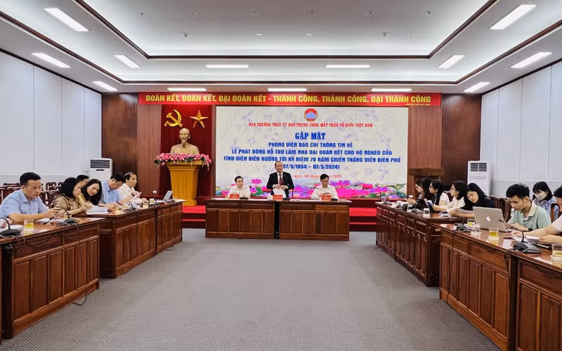 Toàn cảnh cuộc họp báo.