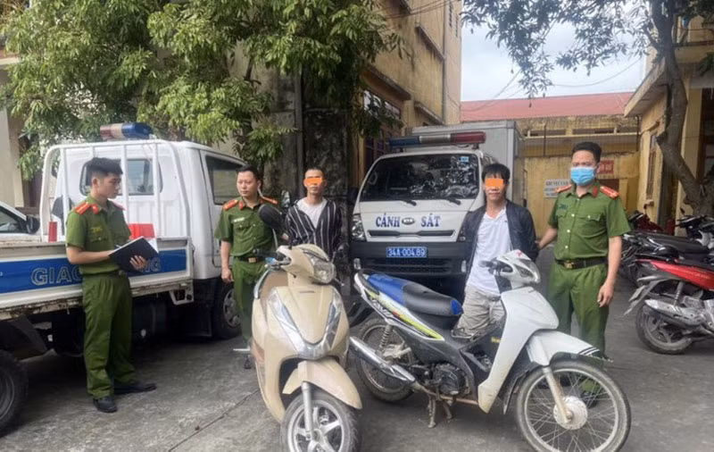 Hai đối tượng gây án Mạc Văn Trình và Cao Văn Tư tại Cơ quan công an.