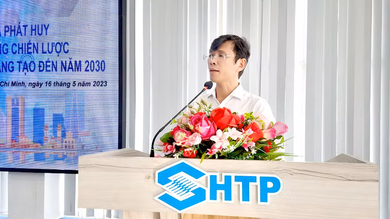 Phó Giáo sư, Tiến sĩ Nguyễn Anh Thi, Trưởng Ban Quản lý Khu Công nghệ cao Thành phố Hồ Chí Minh phát biểu tại tọa đàm.