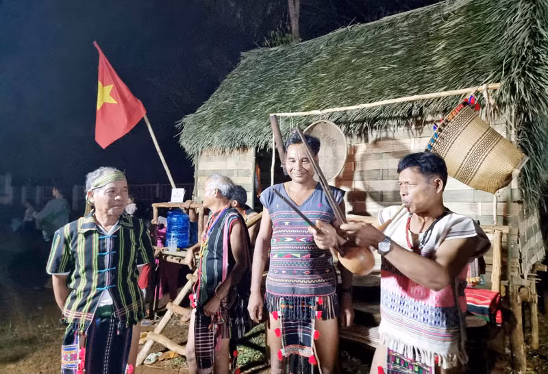 Những già làng người Mạ ở Đồng Nai Thượng trong đêm hội “mừng lúa mới”.