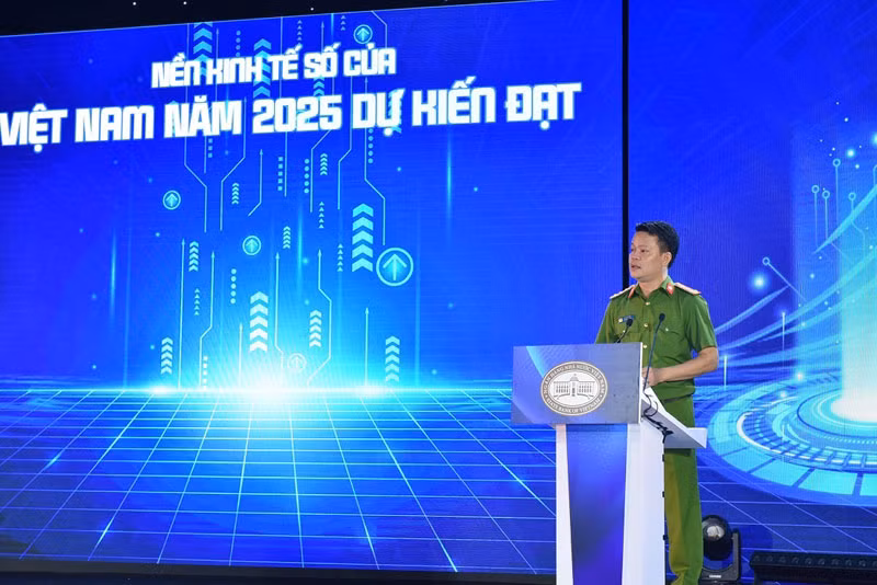 Đại tá Vũ Văn Tấn, Phó Cục trưởng Cảnh sát quản lý hành chính về trật tự xã hội phát biểu tại sự kiện Chuyển đổi số ngành Ngân hàng năm 2023.